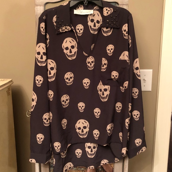 Grey Skull Print Hi-Lo Top with Metal Detail - Picture 1 of 4